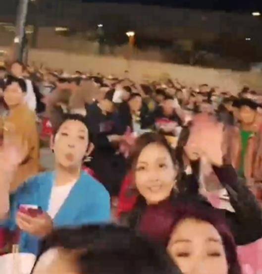 金鹰奖椅子寒酸引热议，回顾与反思的吐槽之声