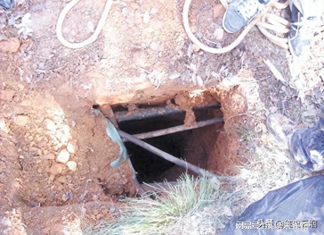 高校女厕坑位旁发现摄像头，探秘校园隐秘与小巷独特小店的故事