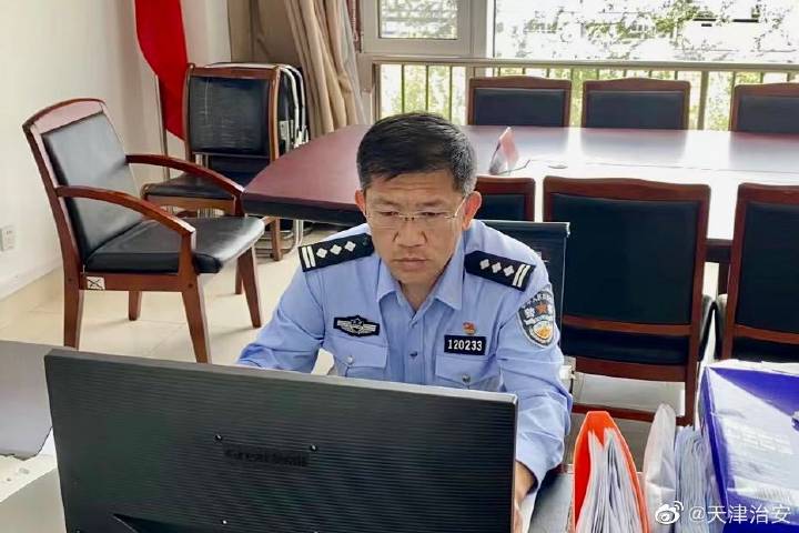 双警夫妻蜜月途中助大叔识破电诈，正义行为还是个人善举？