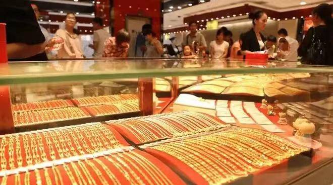 市民惊讶，金饰价格逆势上扬，越等越贵！