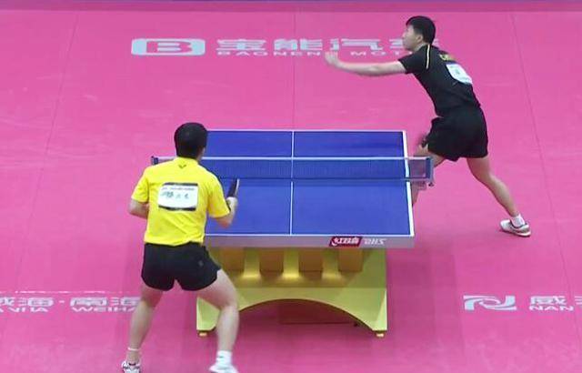 樊振东全锦赛两连胜，小巷乒乓英雄与独特小店背后的故事
