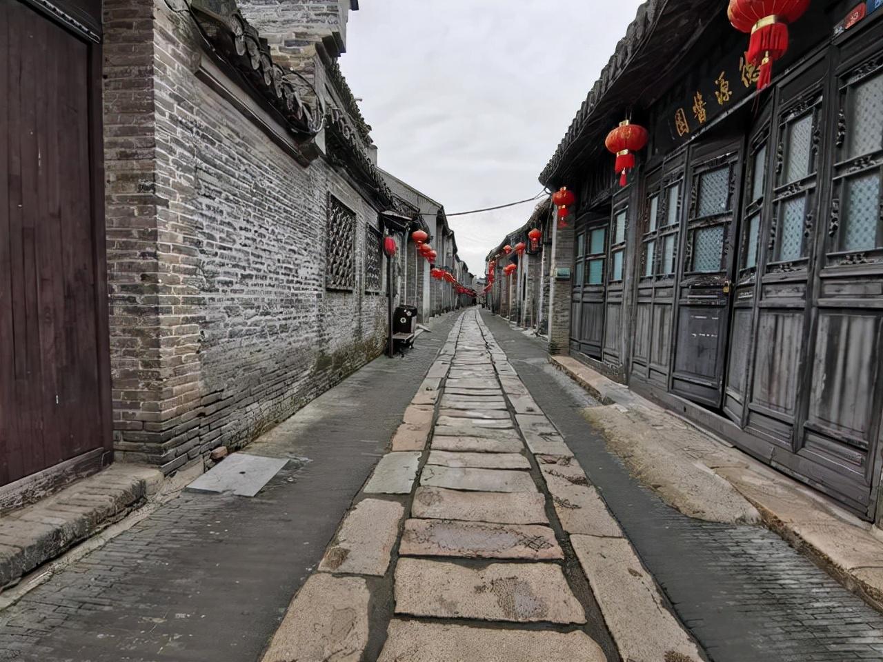 男子撞电动车赔2500元后的意外发现，小巷独特小店的故事