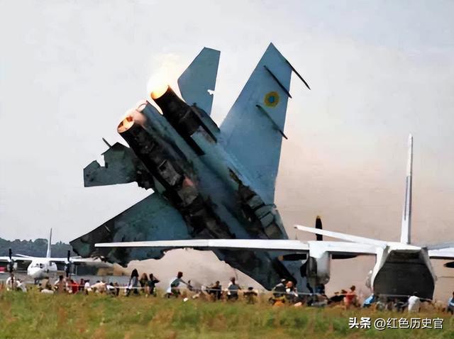 美军战机坠毁致两名飞行员死亡，事件背景与影响分析
