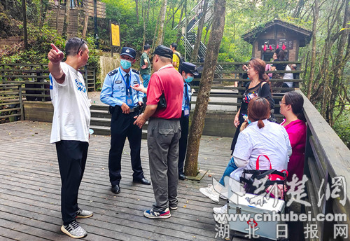 景区徒手抓捕项目引发争议热议