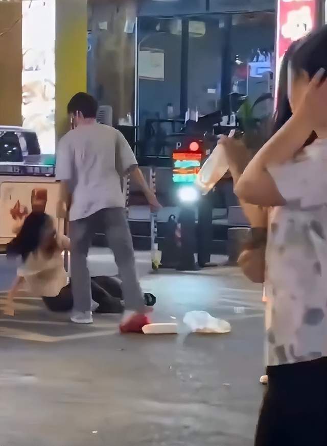 男子遭多人殴打踩头事件
